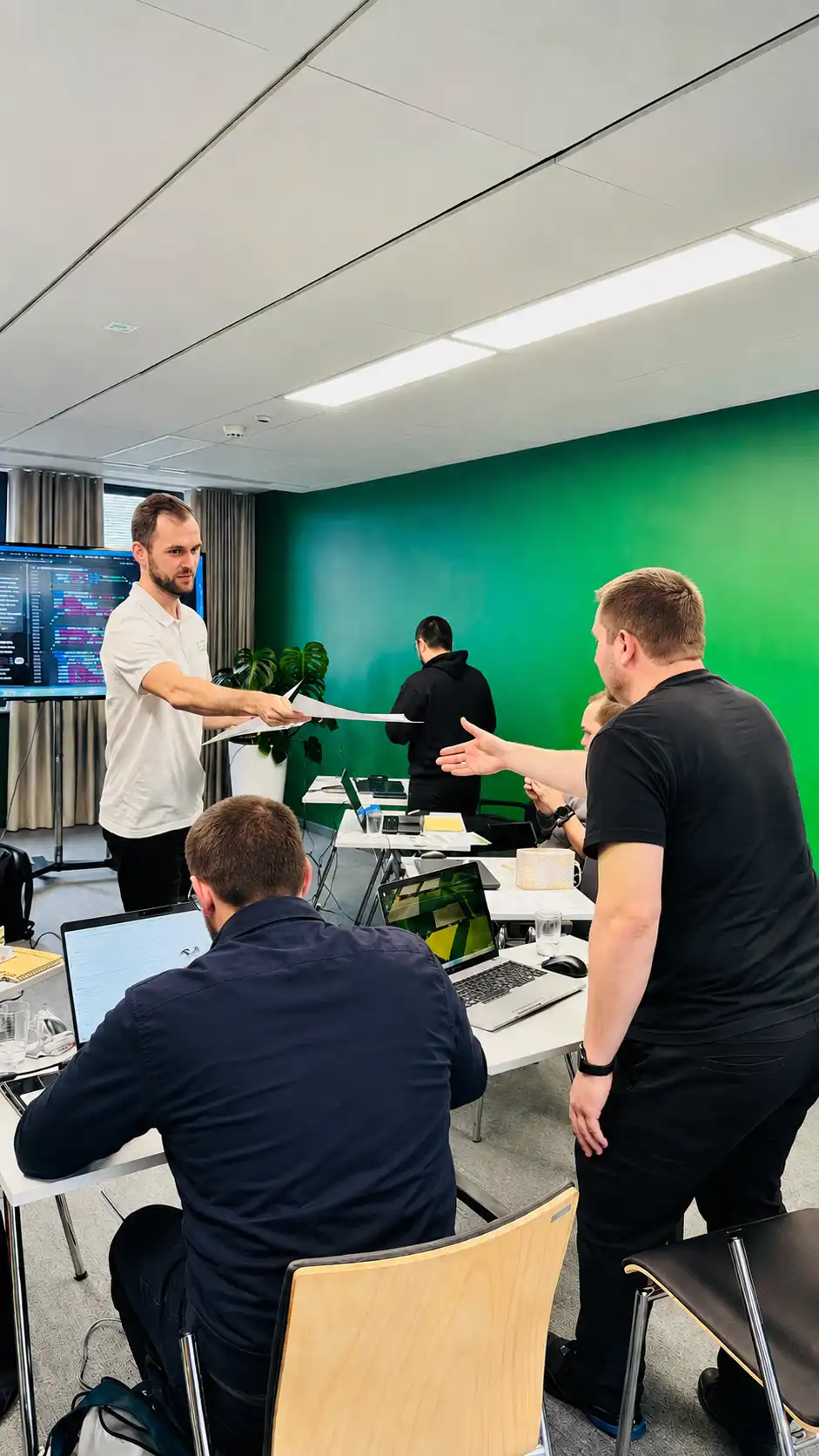 Wręczenie certyfikatu po szkoleniu AI dla globalnego giganta e-commerce, realizowanym z firmą AWOKADO